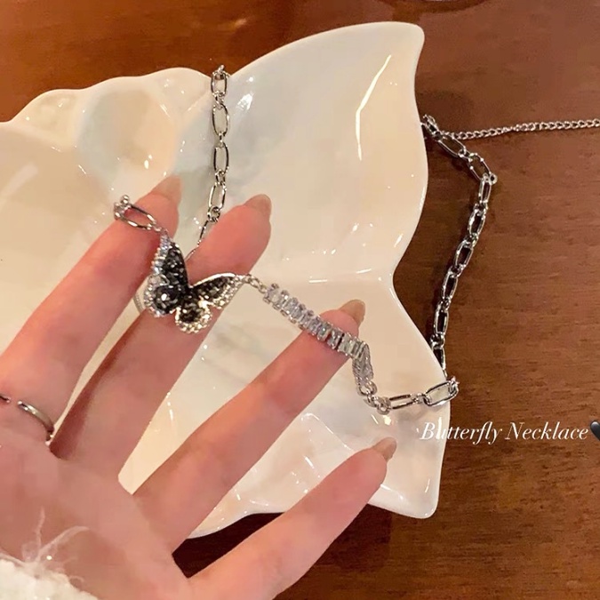 YEEZII Butterfly Kalung Choker Rantai Klavikula Desain Kupu-Kupu Aksen Kristal Warna Silver Untuk Wanita