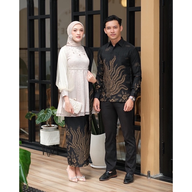 (Akita-nadine tunik pale gold) set couple kebaya wanita &amp; kemeja batik pria. kebaya wisuda kebaya kondangan kebaya lamaran bahan lace premium