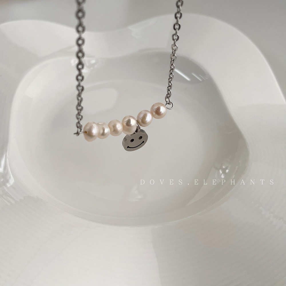 Kalung Rantai Klavikula Hias Liontin Smiley Face Mutiara Air Tawar Untuk Wanita