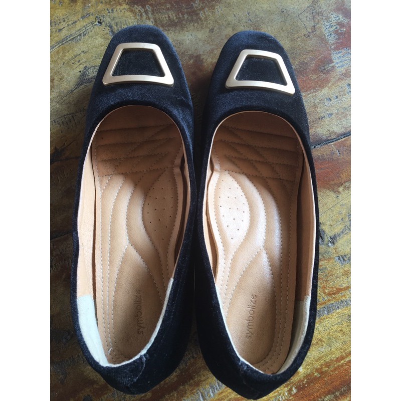 sepatu hels merk symbolize