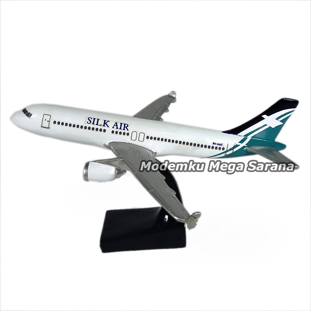 Miniatur Pesawat Terbang Silk Air 20x17x12cm - Fiber Glass [Packing Kayu]