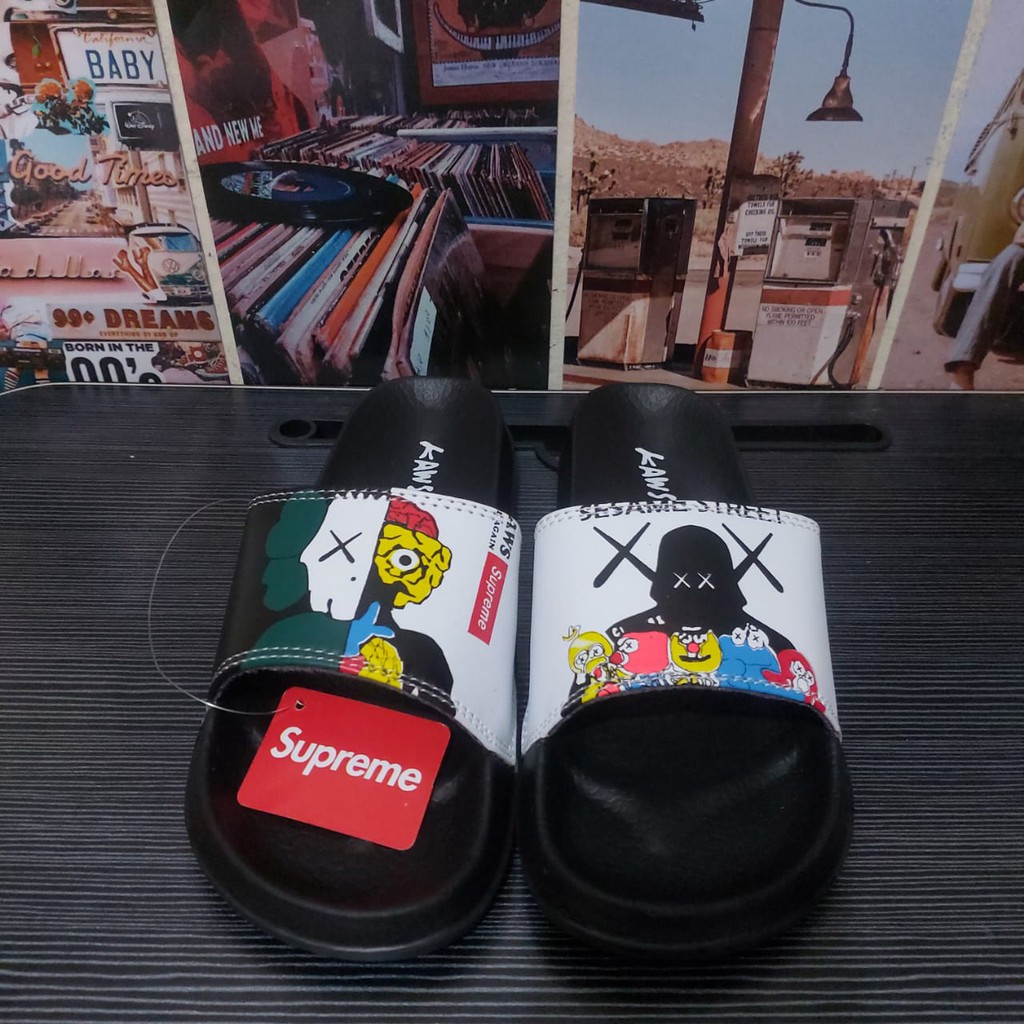 SANDAL KAWS ORIGINAL SENDAL SUPREME SESAME STREET SENDAL SLOP SLIDE ALIEN COD PRIA WANITA TERMURAH SANDAL SLOP SENDAL SELOP TERMURAH SANDAL SUPRIME ORIGINAL