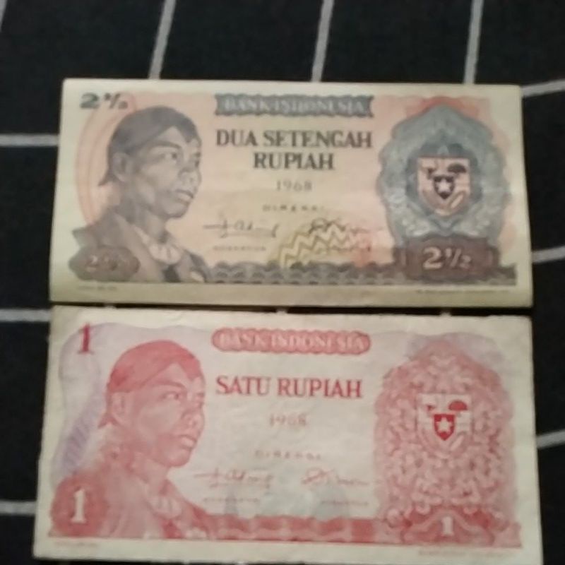 2 lembar uang kertas kuno 1 dan 2,5 rupiah sudirman tahun 1968