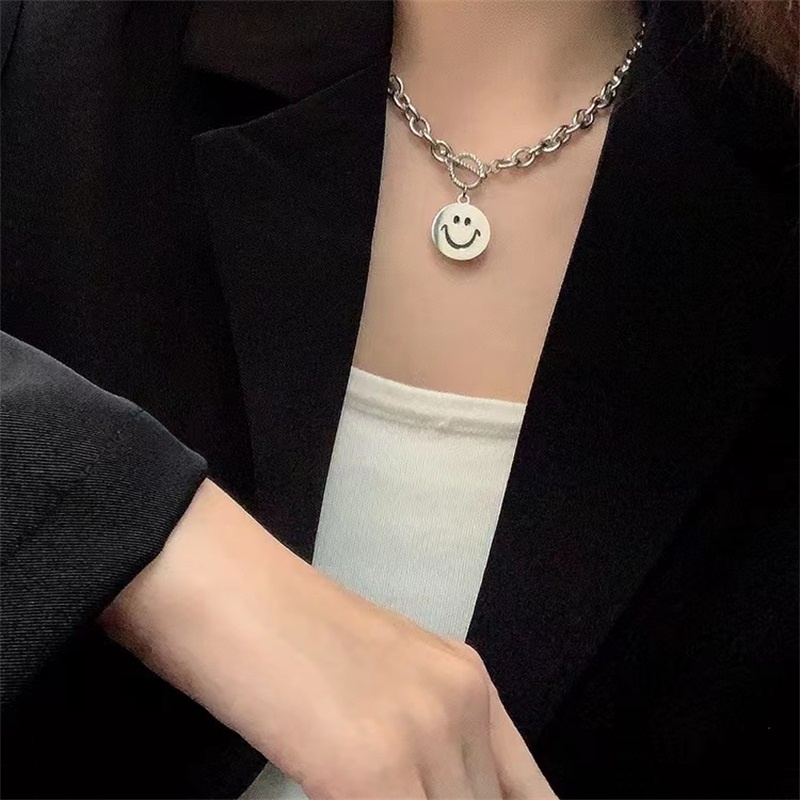 Kalung Rantai Klavikula Desain Smiley Face Gaya Retro Eropa Amerika