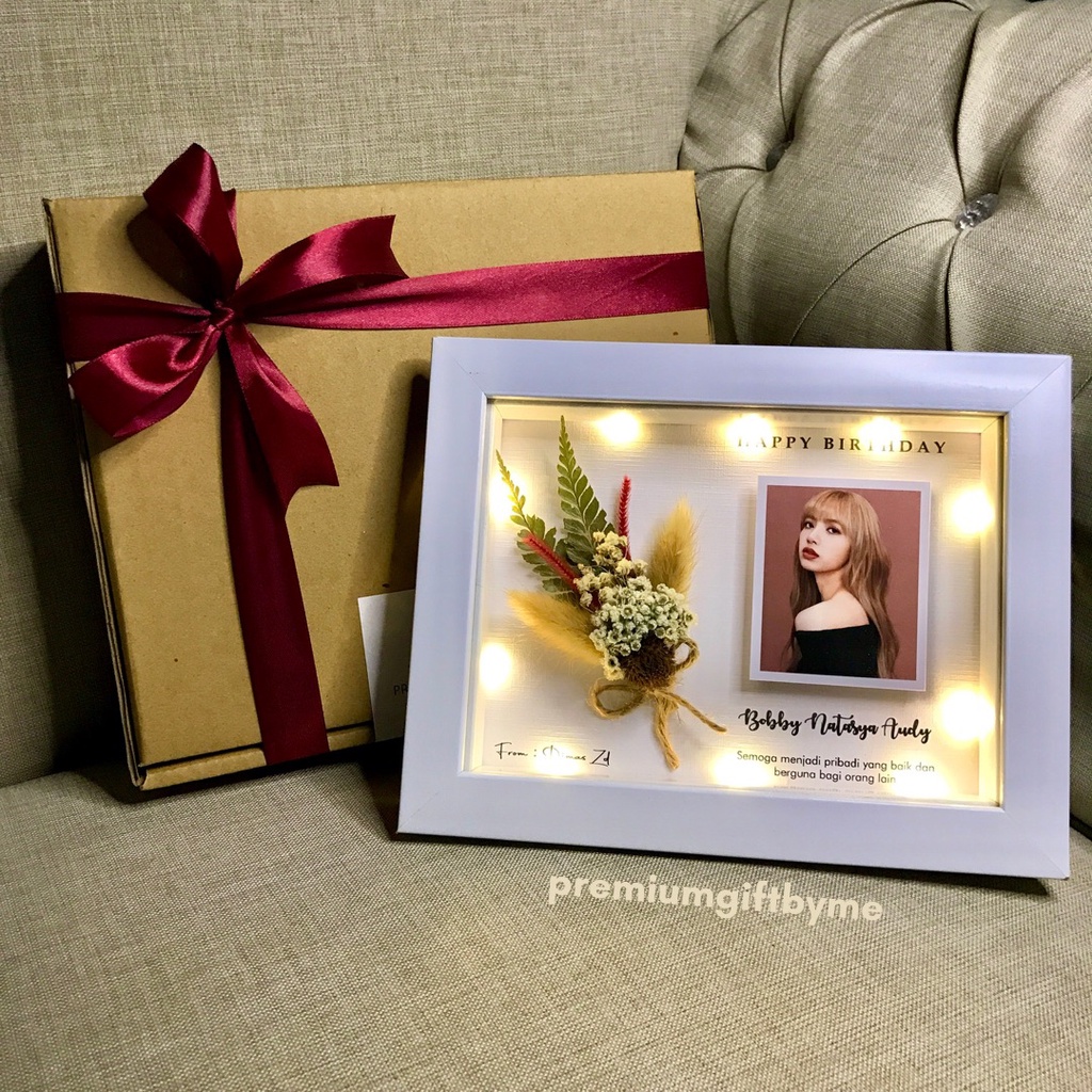 [CUSTOM] DRIED FLOWER PREMIUM FRAME 3D 6R 15x20 LED Kado Ultah Hadiah Pernikahan Wedding Gift Paket Wisuda Graduation Ulang Tahun Birthday Tunangan Engagement Bunga Kering Hampers Murah Estetik Aesthetic Sahabat Pacar Istri Bayi Box Figura Pigura Lampu