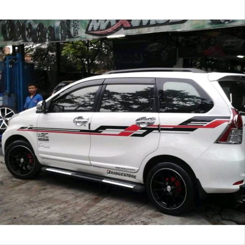 Gambar Mobil Avanza Merah Retorika