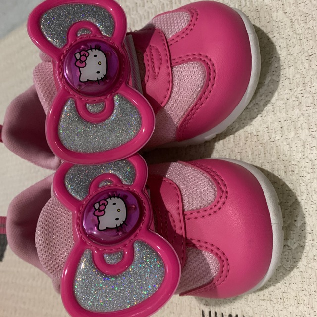 Sepatu kets anak perempuan