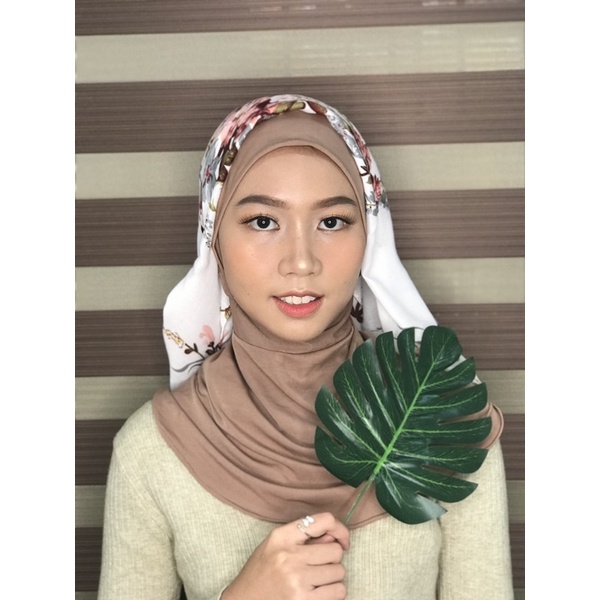 Hijab bermotif bunga floral warna putih pink