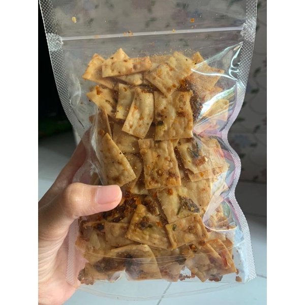 

PAKET BUNDLING KERIPIK PANGSIT PEDAS DAUN JERUK Cemilan pedas 250 gr