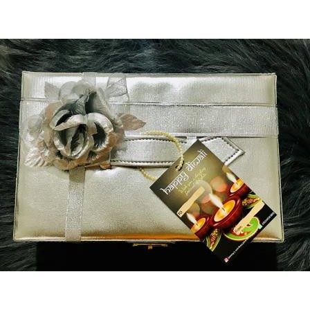 

Mini Suitcase of Raw Nuts 3 Jars / Kado Hamper