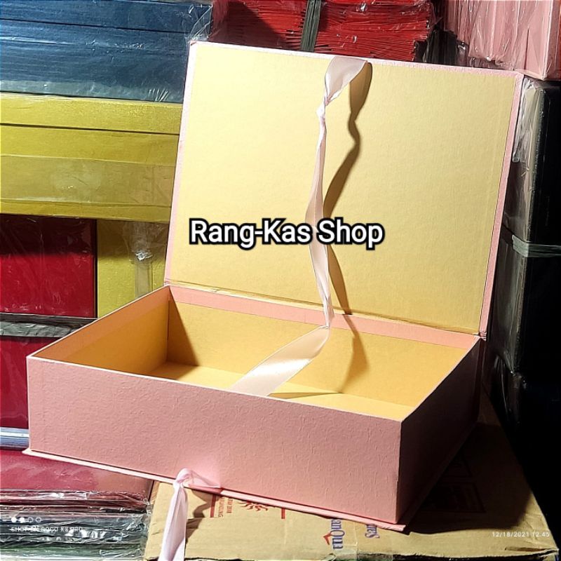 

Giftbox kotak kado pita b.09 25x32x9cm