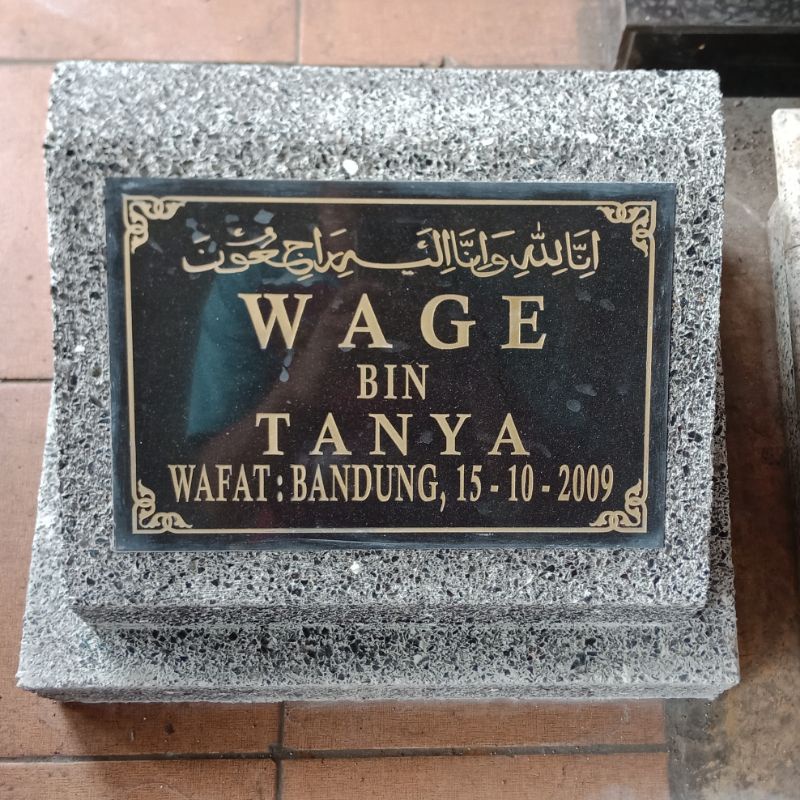 BATU NISAN KEPALA MAKAM ATAU RUMPUT