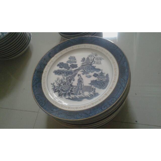 Piring keramik antik