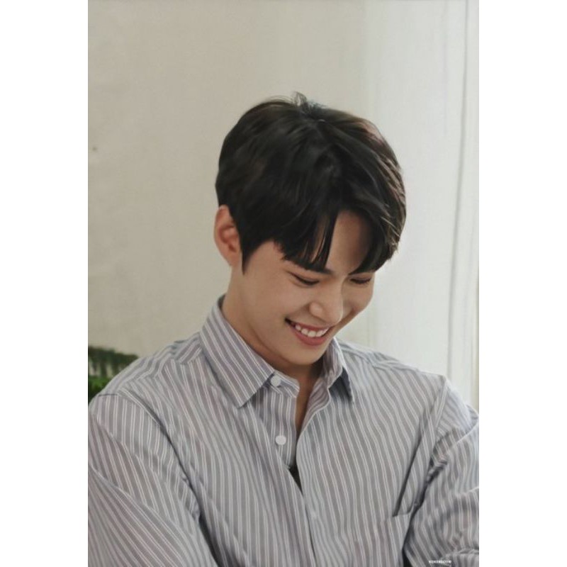 

senyum manis doyoung