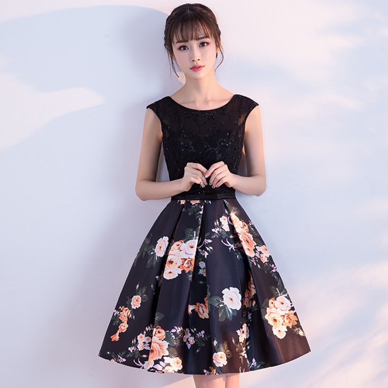  Gaun  Mini Wanita Dengan Model  Potongan Slim Dan Warna  