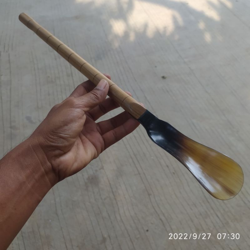 sendok sepatu tanduk gagang kayu jati bantu pakai sepatu kantoran sekolah olah raga jogging sneaker