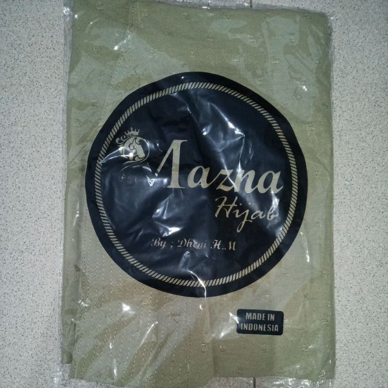 bergo/jilbab/khimar one tone crinkle uragiri oval by mazna/tudung/başörtüsü-Avocado