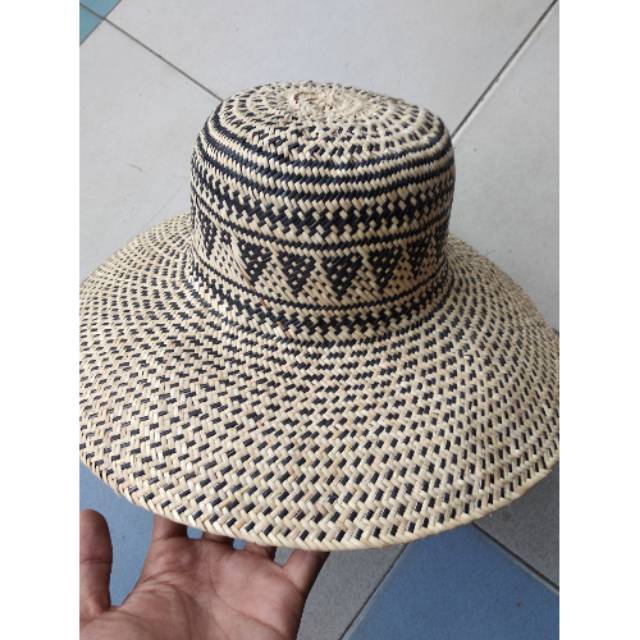 TOPI ROTAN