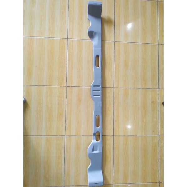 Plat diujung lantai pas dibawah Kedok Mitsubishi L300