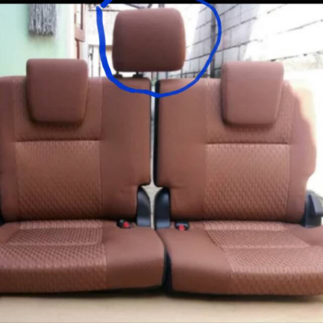 Headrest jok belakang innova reborn headrest bagian tengah.