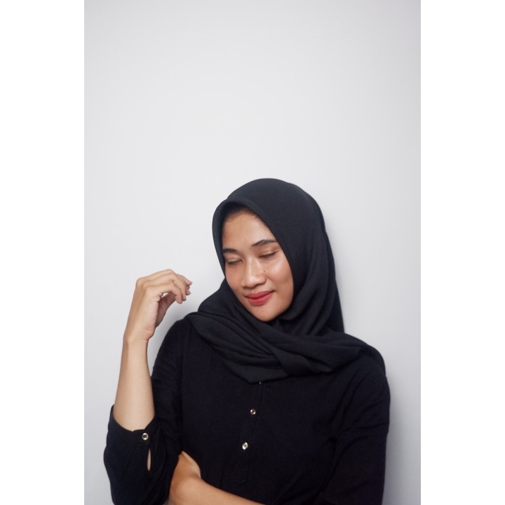50 warna BELLA SQUARE JILBAB SEGI EMPAT POLLYCOTTON-bella hitam