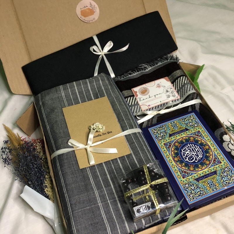 PAKET MUSLIM PRIA / KADO ULANG TAHUN COWOK / HAMPERS BOX MURAH MUSLIM PRIA (FREE KARTU UCAPAN) / HADIAH / GIFT BOX / SARUNG / SAJADAH / ANNIVERSARY / VALENTINE / COWOK / HITAM / ISLAM