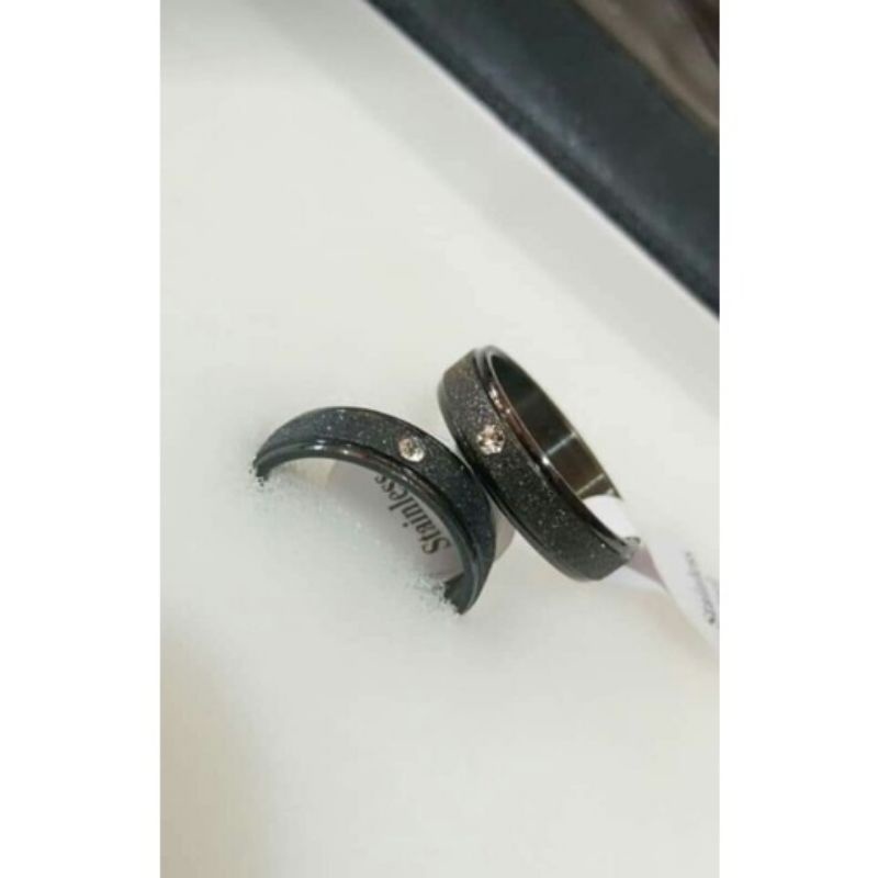 4s Grosir Solo | Cincin Titanium Anti Karat &amp; luntur Motif Pasir Hitam Permata Satu cocok Utk Pria Dan Wanita || Cincin Couple || Cincin Annivesary || Cincin titanium Anti Karat cowok &amp; cewek Anti Karat dan Luntur