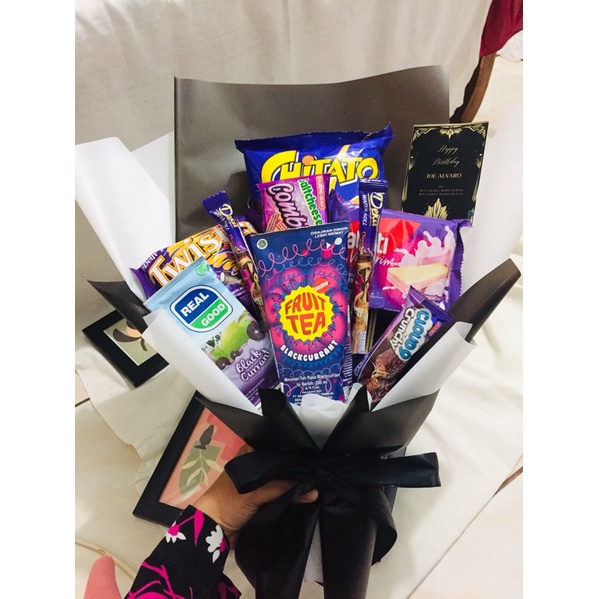 

Bucket snack/ Buket jajanan warna ungu/ kado ultah/kado wisuda