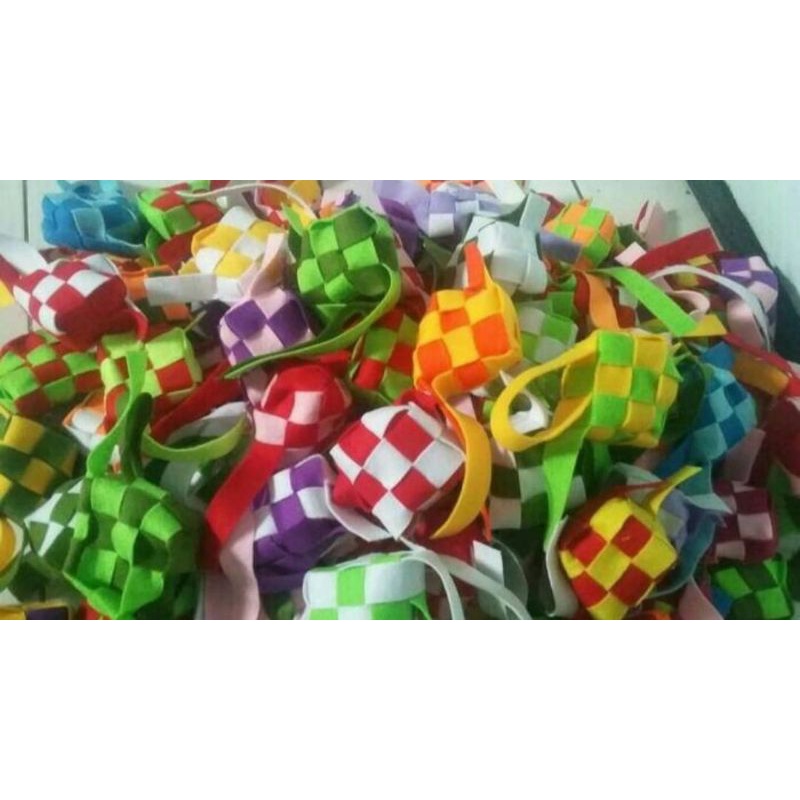 

Ketupat isi coklat roka (1 paket isi 6 ketupat). Hampers / parcel lebaran / hantaran tunangan / pernikahan