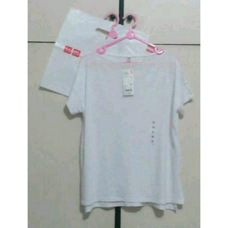 Kaos Putih Uniqlo