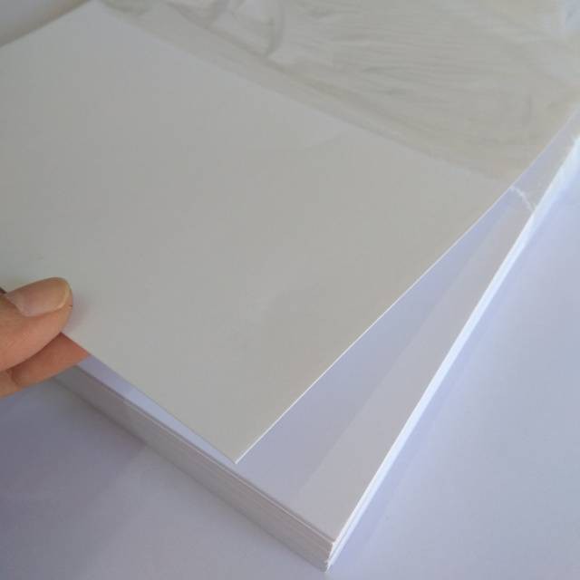 

Kertas Art Carton 210 GSM ukuran A4 29,7 x 42 cm