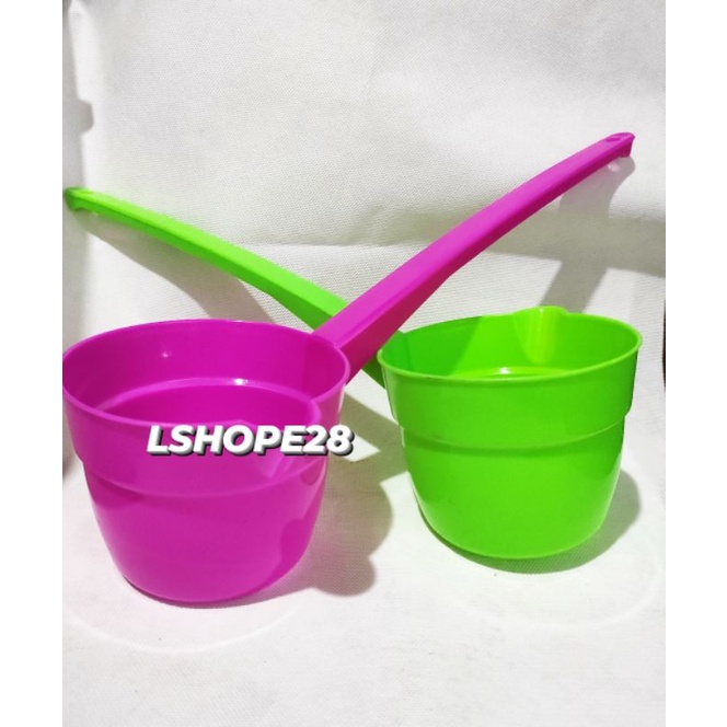 Gayung bajigur/air/kran/es buah.Gayung plastik panjang tebal.