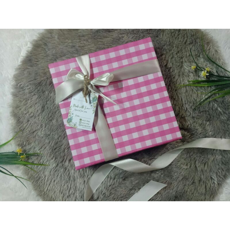 

Kotak kado / gift box / hard gift box / box hampers / box kado / kotak hampers