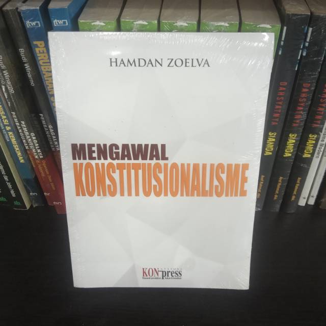 BUKU MENGAWAL KONSTITUSIONALISME - HAMDAN ZOELVA