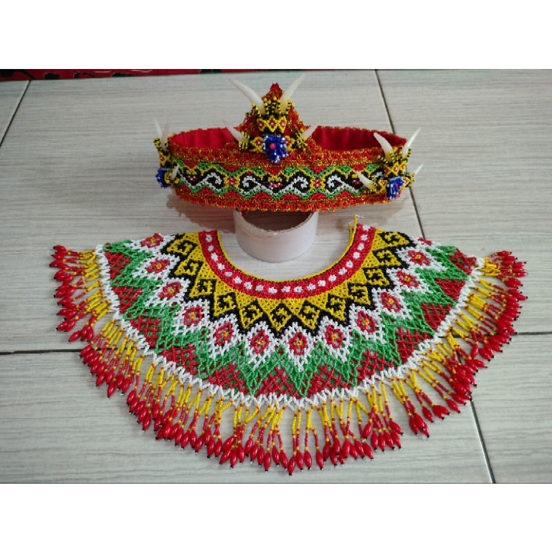 satu set aksesoris topi mahkota dan kalung dada bahu kalung teratai manik manik etnik khas dayak Bor
