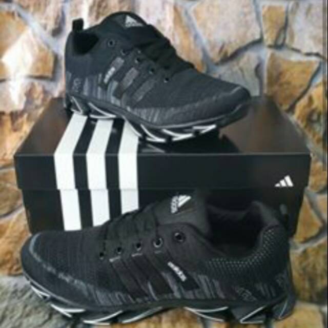 Sepatu sport hiking lebih elastis - adidas