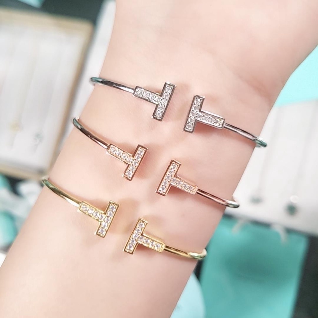 Gelang Model Terbuka Bahan Titanium Steel Aksen Berlian Gaya Klasik Untuk Wanita