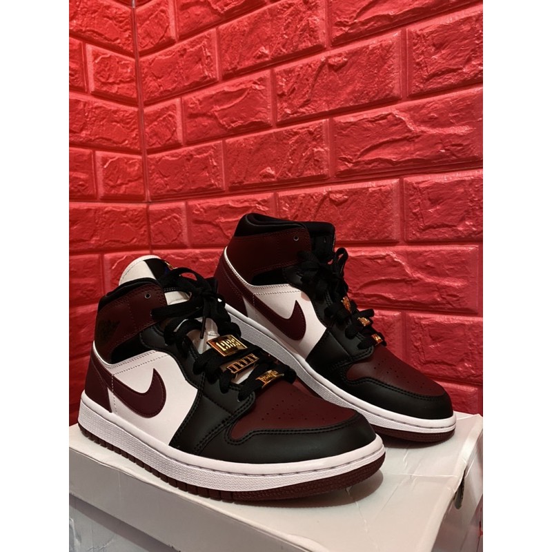 AIR JORDAN 1 MID WMNS SE ‘FEARLESS BLACK RED’ DARK BEETROOT WHITE HYPER ROYAL