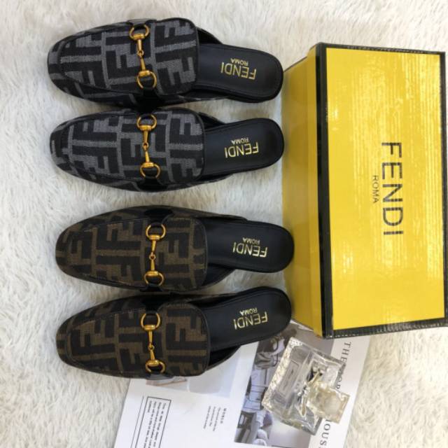 WOMEN SANDAL FENDI / SANDAL FLAT /  578A'11