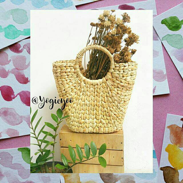 Tas anyam eceng enceng gondok trapesium.