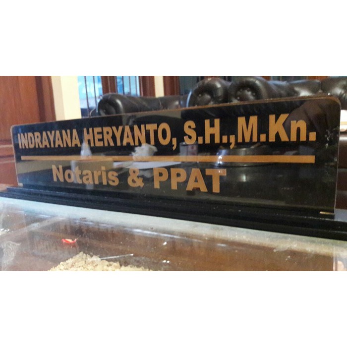 

PAPAN NAMA PAPAN INFORMASI 40 X 9 CM AKRILIK 5MM DUDUKAN KAYU VERNISH