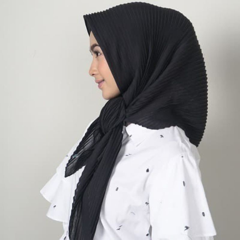 SEGIEMPAT BELLA SQUARE PLISKET SHWAL/HIJAB PRISKET/KERUDUNG PLISKET/JILBAB PLISKET/COD-Hitam