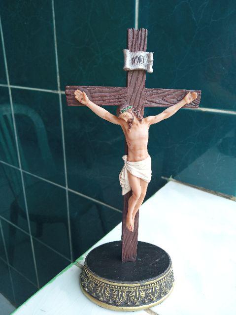 Salib Yesus Duduk Motif Kayu 21 Cm