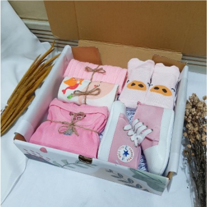 Hampers Kado baby bayi perlengkapan pakaian celana sepatu topi baju bayi newborn baru lahir perempuan laki laki