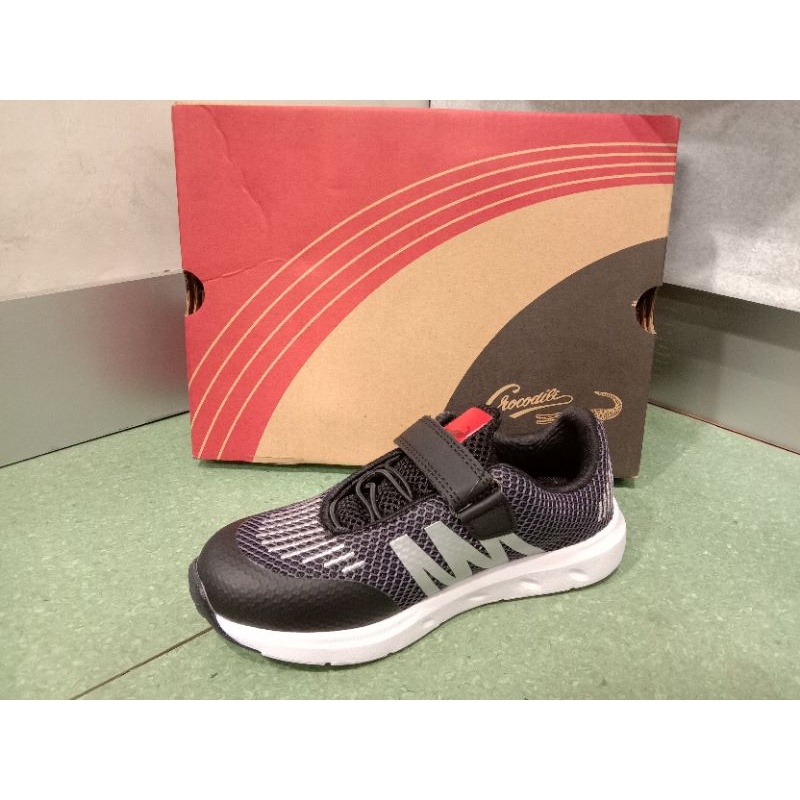 Sepatu anak laki laki model sneaker tali