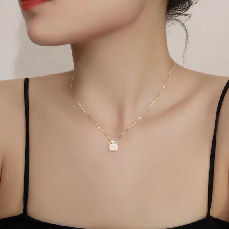 Kalung Rantai Klavikula Bentuk Kotak Desain Niche