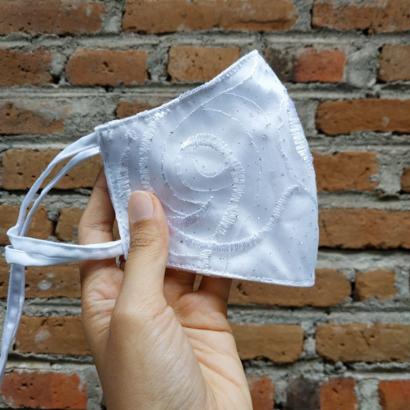 PEONY - MASKER KAIN BROKAT TILE PREMIUM PUTIH AKAD CANTIK SEPASANG COUPLE / EARLOOP / TALI HIJAB