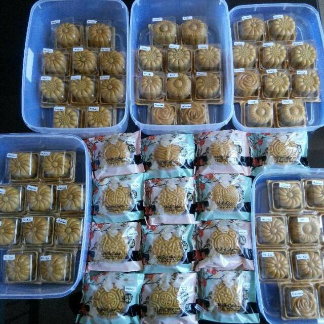 

Mooncake halal size kecil 55gr, size besar 125gr. Varian rasa: durian,talas, red bean, dan greentea