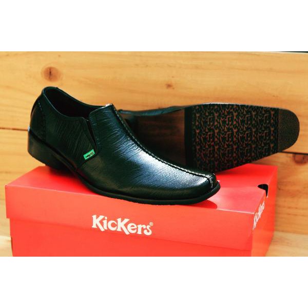 sepatu pantopel kickers pria