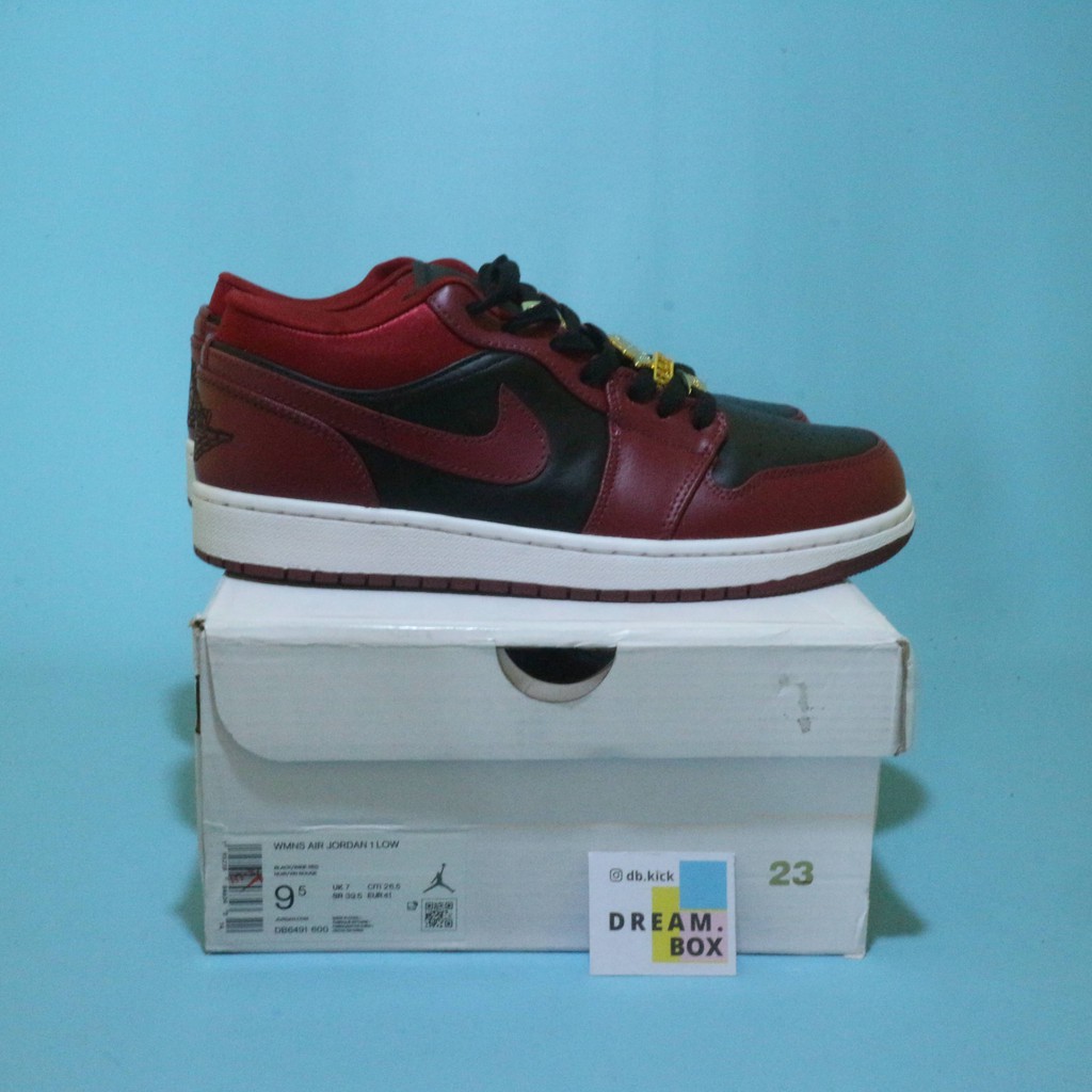 Nike Air Jordan 1 WMNS SE Fearless Black Red Maroon / Gold Pendant